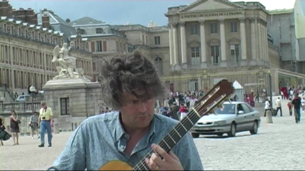 エンノ・フォールホルストが弾くクープランの『神秘の障壁』　ベルサイユ宮殿前での演奏