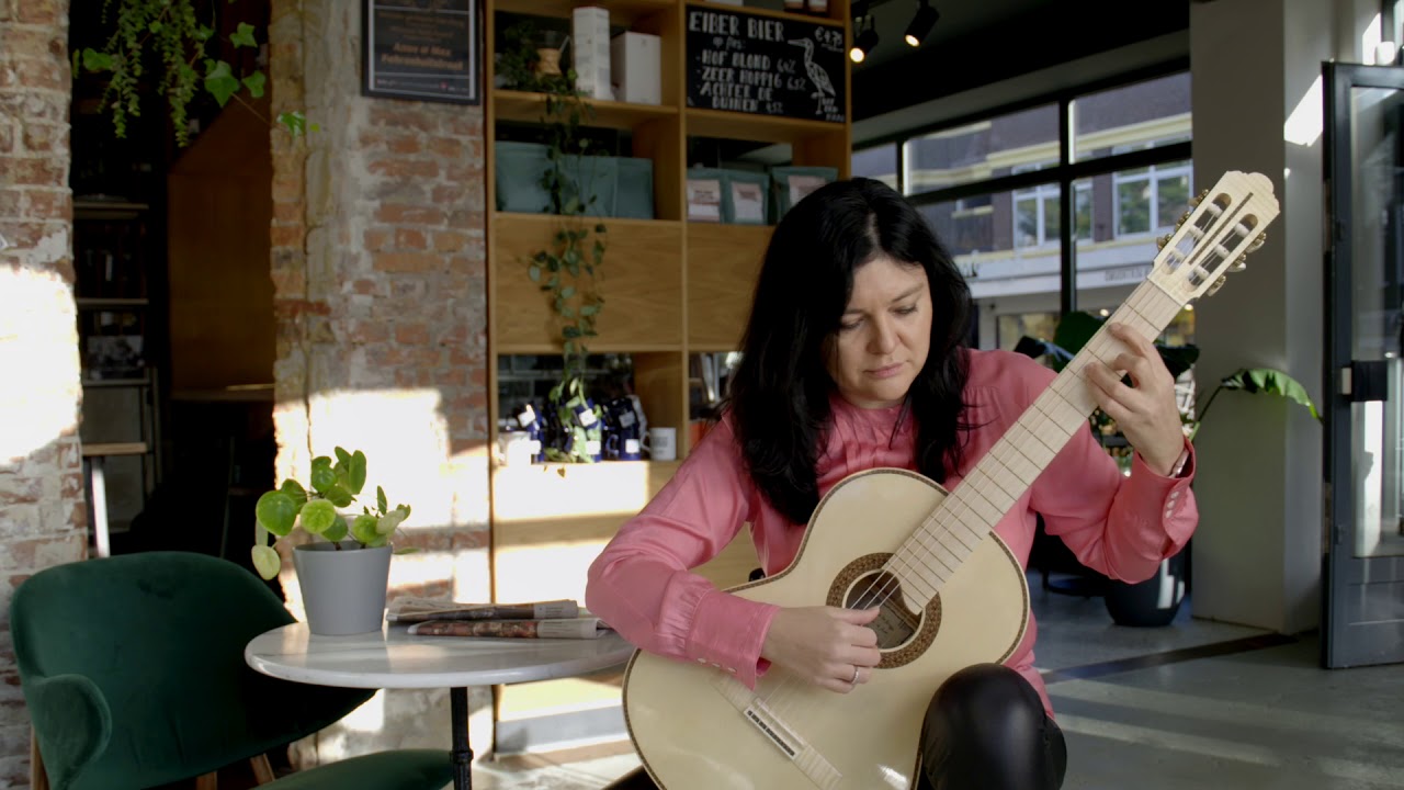 イリーナ・クリコヴァが弾くコズロフの『美しきエレナのためのバラード』 ギター動画